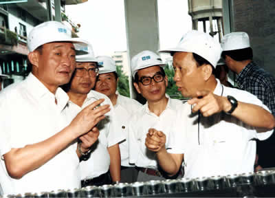国务院副总理吴邦国1997年6月17日视察椰树