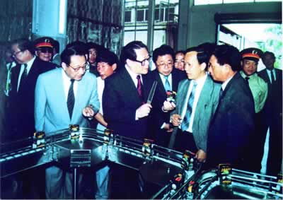 国家主席江泽民视察椰树
